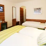 Wallis Hotel 3*