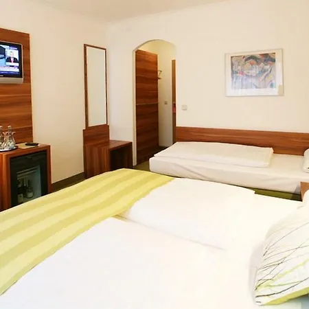 Wallis Hotel 3*