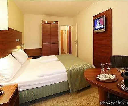 Wallis Hotel