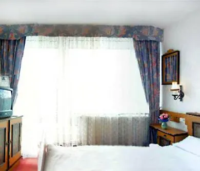 Wallis Hotel